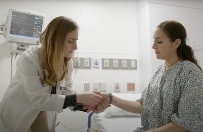 Кодирование Аквилонг в Миллерово Врач держит пациентку за руку